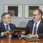 Ginés Clemente y Fernando Rey en un momento de la firma del protocolo.-SANTI OTERO