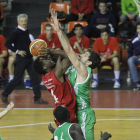 Akodo fuerza el lanzamiento a canasta.-SANTI OTERO