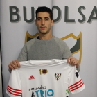 Asier Alonso posa con la camiseta del Atrio Inmobiliaria.-ECB