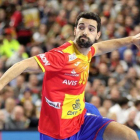 Ferran Solé culmina una acción de contrataque para la selección.-FRIEDEMANN VOGEL (EFE)