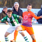 Jairo protege el balón en el choque ante la Cebrereña.-ISRAEL L. MURILLO