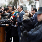 El abogado y secretario general de Vox, Javier Ortega, en las puertas del Tribunal Supremo.-JUAN CARLOS HIDALGO (EFE)