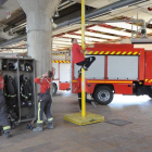 Un grupo de bomberos sale del parque de Burgos ante una llamada de emergencia-ISRAEL L. MURILLO