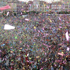 La Plaza Mayor se encontraba a rebosar nada más acabar el chupinazo y los peñistas celebraron el acto lanzando confeti.-RAÚL G. OCHOA