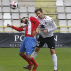 Aritz Borda disputa un balón aéreo en un choque disputado en El Plantío.-SANTI OTERO