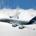 Un avión, modelo Airbus 380, sobrevuela el Reino Unido.-ANDY RAIN (EFE)