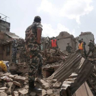 Soldados y equipos de rescate nepalís buscan supervivientes entre los escombros de los edificios caídos tras el terremoto.-Foto: EFE / SEDAT SUNA