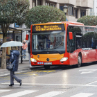 Un autobús urbano de la Línea 3 efectúa su parada en la calle Vitoria de la capital burgalesa. SANTI OTERO