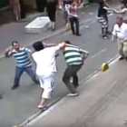 Un turista irlandés, posiblemente un boxeador, se pelea con decenas de personas en el barrio de Aksaray, Estambul.-YOUTUBE