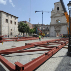 Dos grandes estructuras colocadas ayer sobre el suelo de la plaza de San Juan.-ISRAEL L. MURILLO