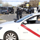 Huelga de taxistas en los alrededores de Ifema este miércoles.-DAVID CASTRO