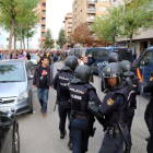 Vecinos de Lleida han obligado a la Policía Nacional a cambiar su ruta al salir del CAP Cappont de Lleida tras retirar las urnas.-LAURA CORTÉS / ACN