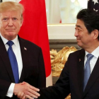 El presidente de EEUU, Donald Trump, y el primer ministro de Japón, Shinzo Abe, en Tokio.-REUTERS