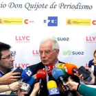 El ministro Borrel atiende a los periodistas.-EFE / JUAN CARLOS HIDALGO