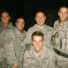 Ross A. McGinnis, agachado, junto con su unidad en 2006.-Foto: SOBIFY