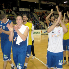 Los jugadores del San Pablo Inmobiliaria celebran con los aficionados la victoria conseguida ayer en Pamplona.-ISMAEL DEL ÁLAMO / CB MIRAFLORES