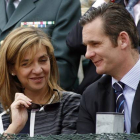 Urdangarin y la infanta Cristina, durante un partido de tenis en Barcelona, en el 2007.-ALBERT GEA / REUTERS