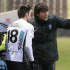 Salinas da instrucciones a Iker Hernández.-RAÚL OCHOA