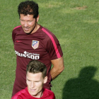 Simeone y Gameiro, durante el entrenamiento del Atlético en su ciudad deportiva el miércoles día 17.-MARISCAL / EFE