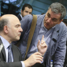 El comisario de Asuntos Económica, Pierre Moscovici (izqueirda), habla con el ministro griego de Finanzas, Euclides Tsakalotos, el martes en Bruselas.-EFE / OLIVIER HOSLET