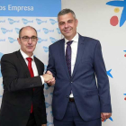 Pedro Pisonero, director general de Iberaval, y Marc Benhamou, director territorial de CaixaBank en Castilla y León y Astuaria, en la firma del convenio.-RAÚL G. OCHOA