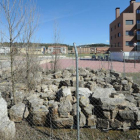 Este conjunto de piedras son los restos de la ermita de Las Rebolledas, del siglo XII, que deben usarse para construir un centro de día.-ISRAEL L. MURILLO