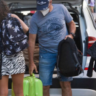 Tres turistas se apean de un taxi para acceder a un hotel de la calle Laín Calvo, en Burgos. ISRAEL L. MURILLO