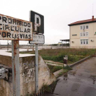 La estación de ferrocarril de El Montecillo, en Aranda de Duero, muestra señales evidentes de abandono.-JORGE CITORES