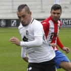 Jon Madrazo conduce el balón en el choque ante el Navalcarnero.-SANTI OTERO