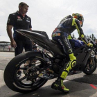 Valentino Rossi ha probado hoy, en Brno, una Yamaha con muchas cosas nuevas de cara al año que viene.-JESÚS ROBLEDO
