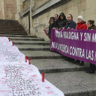 Integrantes del Colectivo 8 de Marzo ayer en la Catedral.-RAÚL G. OCHOA