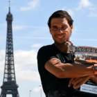 Rafa Nadal posa con la Copa de los Mosqueteros-