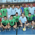 Los jugadores de los dos equipos finalistas de la Copa masculina, El Gallinero y Bigotes CF, posan antes del encuentro-Israel L. Murillo