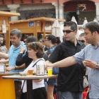 La gente disfrutando de las tapas en las casetas de la Plaza Mayor de la Feria de Tapas 2015-RAÚL G. OCHOA