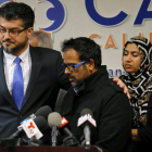 Farhan Khan (centro), cuñado de los autores del tiroteo de San Bernardino, recibe el consuelo de Hussam Ayloush, director de una entidad musulmana, en una rueda de prensa en California.-REUTERS / MIKE BLAKE