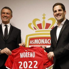 Robert Moreno posa con la camiseta del Monaco junto al vicepresidente del club Olev Petrov-EFE