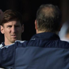 Gerardo Martino conversa con Leo Messi, durante un entrenamiento de la selección argentina el pasado junio.-Foto: AFP