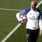 Zidane, en el entrenamiento previo al duelo con el Villarreal.-EFE / JUAN CARLOS HIDALGO