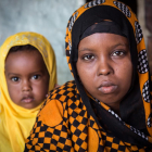 Aisha, somalí de 15 años, obligada a casarse con un hombre de 30 años cuando ella tan solo tenía 13. Al poco tiempo nació su hija Rayan.-COLIN CROWLEY / SAVE THE CHILDREN