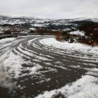 El acceso a la localidad de Tombrio de Arriba (León), desde la carretera LE-715, afectada por la nieve-Ical
