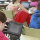 Varios alumnos desarrollan un ejercicio con sus ordenadores.-RAÚL G. OCHOA