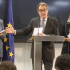 El expresidente de la Generalitat, Artur Mas, en rueda de prensa junto a la 'exconsellera' Irene Rigau (izquierda) y la exvicepresidenta Joana Ortega.-JOAN PUIG