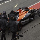 McLaren no mejora en las pruebas de Montmeló El coche de Vandoorne, el compañero de Alonso, se ha parado también en la primera vuelta  COMENTARIOS0 McLaren no mejora en las pruebas de Montmeló  EFE / ALEJANDRO GARCIA Los mecánicos de McLaren empujan el co-ALEJANDRO GARCÍA