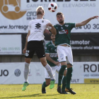 Máyor, que fue titular por vez primera, peina un balón aéreo.-FARO DE VIGO