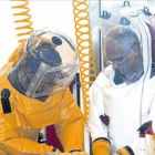 Investigadores del virus del ébola en Pretoria (Sudáfrica).-AFP