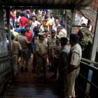 Policías inspeccionan el lugar de la estampida en un puente de peatones sobre las vías de tren, en Bombay, el 29 de septiembre-REUTERS / SHAILESH ANDRADE