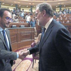 Mariano Rajoy y el socialista Antonio Hernando se dan la mano tras la segunda votación del pleno de investidura.-POOL