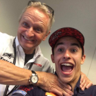 Kevin Schwantz simula estrangular a Marc Márquez por superarle en victorias en MotoGP.-TWITTER