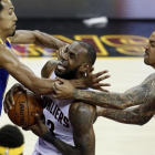 Lebron James entra a canasta ante el duro marcaje de Shaun Livingston y Matt Barnes.-DAVID MAXWELL