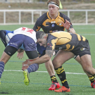 Nico Bianco y Ruan Snyman frenan el avance de un rival.-SANTI OTERO